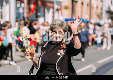 Gomel homelische Belarus, Feiertag des Sieges, 9 Mai. Senior Seniorin In fröhlicher Stimmung, Veteranen des 2. Weltkrieges, Umzug der zeremoniellen Processi Parade geehrt Stockfoto