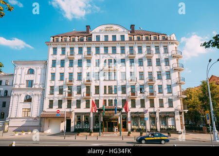 Minsk, Weißrussland. Fassaden- und Streetdoor des fünf-Sterne-Hotel Europa d ' Europe, Kunst Nouveau Gebäude an der internationalen Street In sonnigen Sommertag unter blau Stockfoto