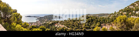 Saint-Jean-Cap-Ferrat Panorama mit Meer, Stadt, Berge, Wald am Cote d ' Azur, Frankreich Stockfoto