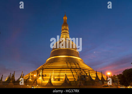 Shwemawdaw Pagode in der Dämmerung, in Bago, Myanmar, Asien Stockfoto