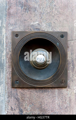 Eine alte Türglocke im Londoner East End Stockfoto