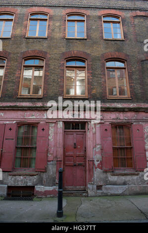 Eine georgische run down Pink House im Londoner East End, Spitalfields, verwendet als Film- und Fotoshooting Lage - princelet Street Stockfoto