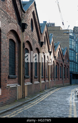 East End von London gepflasterten Straße mit gelben Doppellinien Stockfoto