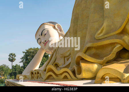 die riesigen Myatharlyaung Reclining Buddha-Bild in Bago, Myanmar, Asien Stockfoto