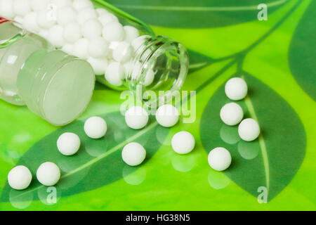 Nahaufnahme der homöopathischen Medizin, bestehend aus den Pillen (hergestellt aus inerten Material - Zucker/Lactose) und homöopathischen Flüssigkeit. Stockfoto