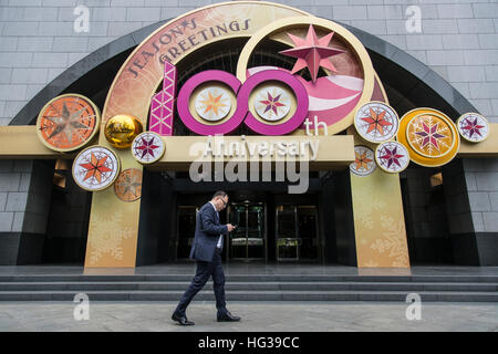 Hong Kong. China. 3. Januar 2017. Das Bild zeigt die Jubiläums-Dekoration außerhalb der Bank of China Tower und Büro befindet sich im Zentrum von Hong Kong. China. 2017 ist der 100. Jahrestag der Eröffnung der Filiale der Bank of China in Hongkong. China. © Chan Long Hei/Pacific Press/Alamy Live-Nachrichten Stockfoto