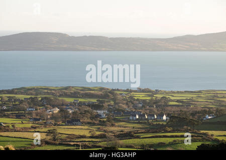 Sheeps Head Peninsula County Cork Irland Blick auf Dunmanus Bay auf der Mizen-Halbinsel mit Kilcrohane Dorf im Vordergrund Stockfoto