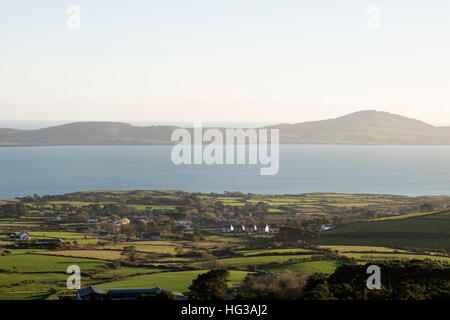 Sheeps Head Peninsula County Cork Irland Blick auf Dunmanus Bay auf der Mizen-Halbinsel mit Kilcrohane Dorf im Vordergrund Stockfoto