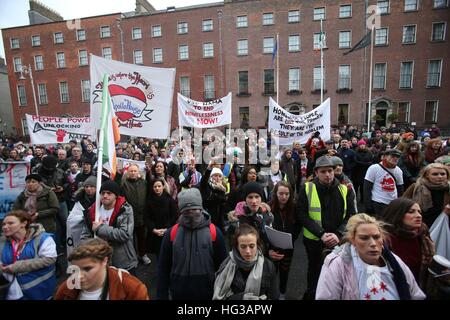 Demonstranten versammeln sich vor dem Finanzdepartement, Dublin, wo Gehäuse Aktivisten einen offenen Brief an Finanzminister Michael Noonan, Aufforderung an ihn übergeben, den Einsatz von frei, staatlich kontrollierten Eigenschaften um die Obdachlosen Haus zu bestellen. Stockfoto