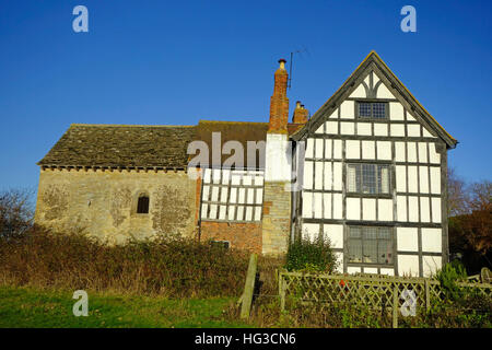 Odda Kapelle (auf der linken Seite) mit Holz gerahmt Wohnung, Deerhurst, Gloucestershire, England, UK Stockfoto