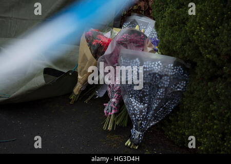 Floral Tribute verließ die Szene eines Feuers in Milngavie, East Dunbartonshire, nachdem ein 23 Jahre alter Mann ermordet wurde und seine 24 Jahre alte Freundin schwer verletzt in die bewusste Hausbrand am Neujahrstag. Stockfoto