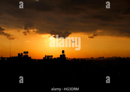 Gaza-Stadt, Palästina. 3. Januar 2017. Ein Blick auf einen schönen Sonnenuntergang in Gaza-Stadt. © Nidal Alwaeidi/Pacific Press/Alamy Live-Nachrichten Stockfoto