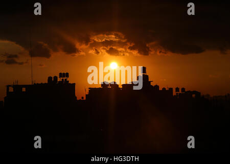 Gaza-Stadt, Palästina. 3. Januar 2017. Ein Blick auf einen schönen Sonnenuntergang in Gaza-Stadt. © Nidal Alwaeidi/Pacific Press/Alamy Live-Nachrichten Stockfoto