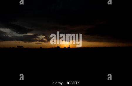 Gaza-Stadt, Palästina. 3. Januar 2017. Ein Blick auf einen schönen Sonnenuntergang in Gaza-Stadt. © Nidal Alwaeidi/Pacific Press/Alamy Live-Nachrichten Stockfoto