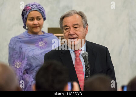 New York, USA. 3. Januar 2017. Am ersten Arbeitstag der Vereinten Nationen nach dem Neujahrsfest, UN-Generalsekretär Antonio Guterres, dessen fünfjährige Amtszeit begann am 1. Januar, beteiligte sich an einer Kranzniederlegung im Gedenken an gefallene UNO-Mitarbeiter und behandelt die Organisation der administrativen und unterstützen Mitarbeiter in der Lobby des Gebäudes Sekretariat im UN-Hauptquartier in New York. © Albin Lohr-Jones/Pacific Press/Alamy Live-Nachrichten Stockfoto