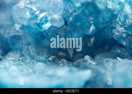 Achat ist kryptokristallin verschiedener Kristall Quarz. Makro Textur Aquamarin Kristalle. Stockfoto