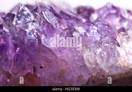 Amethyst ist eine violette Kristall Quarz. Makro Textur lila Kristalle. Stockfoto