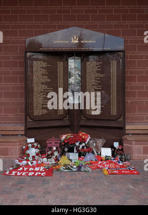 Hillsborough Katastrophe Denkmal in seiner neuen Position an der Anfield Road Liverpool neue Main Stand und Garten Stockfoto