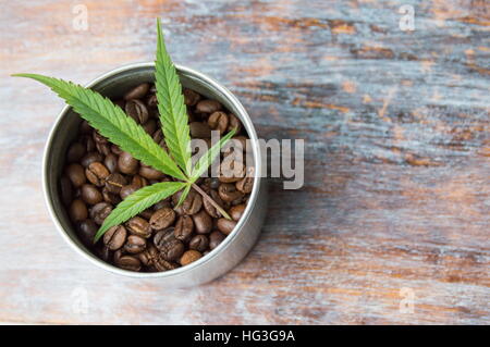 Marihuanablatt und dunkel gerösteten Kaffeebohnen Stockfoto