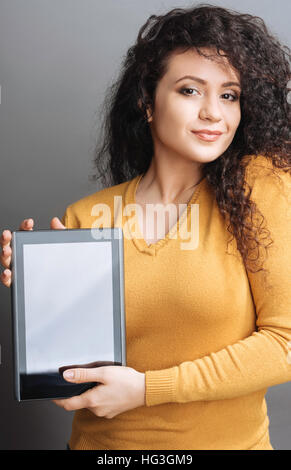 Freuen uns Frau Tablet mit beiden Händen zu halten Stockfoto