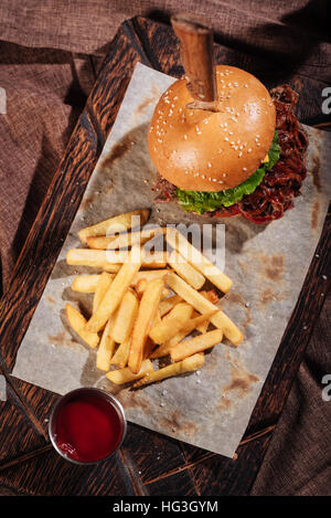 Draufsicht auf Burger und Pommes frites stehend auf Tablett Stockfoto