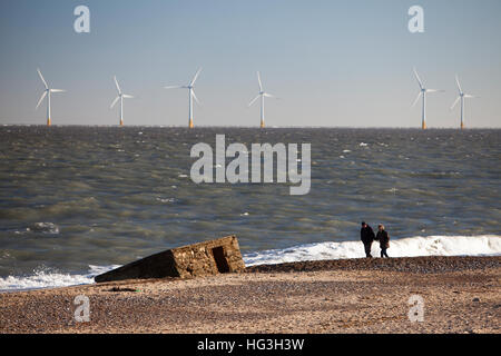 Alten Krieg Pillbox teilweise im Sand am Strand von Caister begraben. Stockfoto