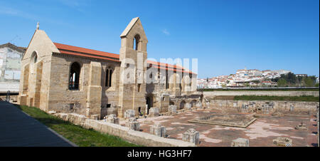 Coimbra: die Ruinen des Klosters von Santa Clara ein Velha, Old St. Klara, Kloster und Kirche, erbaut im 14. Jahrhundert Stockfoto