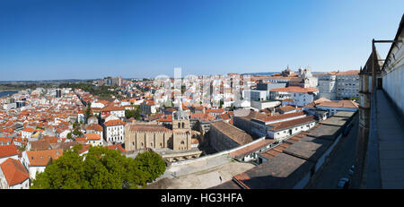 Portugal, Europa: die Skyline von Coimbra, mit Blick auf die roten Dächer und die Paläste der alten Stadt von der Universität Hügel gesehen Stockfoto
