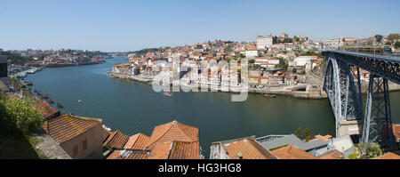 Portugal: die Skyline von Porto mit Blick auf den Ponte Dom Luís I, das Doppel-decked Metall Bogenbrücke auf dem Fluss Douro, von Vila Nova de Gaia gesehen Stockfoto