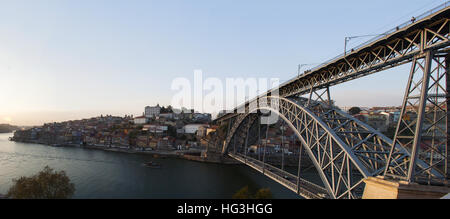 Portugal: die Skyline von Porto mit Blick auf den Ponte Dom Luís I, das Doppel-decked Metall Bogenbrücke auf dem Fluss Douro, von Vila Nova de Gaia gesehen Stockfoto