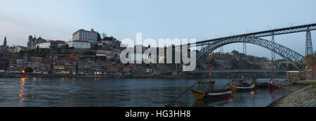 Portugal: die Skyline von Porto mit Blick auf den Ponte Dom Luís I, das Doppel-decked Metall Bogenbrücke auf dem Fluss Douro, von Vila Nova de Gaia gesehen Stockfoto