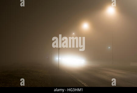 Hauptstraße nachts in dichtem Nebel, im Vereinigten Königreich. Nebliges Wetter. Nebel in der Nacht. Nebel in der Nacht. Gefährlichen Bedingungen. Fahren im Nebel. Stockfoto