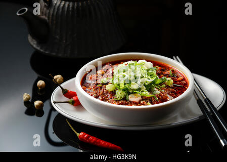 Chinesische Spicy Noodle mit rotem Pfeffer, Szechuan-Stil Stockfoto