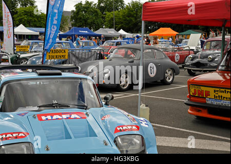 Boxenstopp bei dem Bressuire historic grand Prix in Frankreich Stockfoto