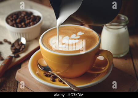Einen Cappuccino Latte Art zu verdienen. Frisch zubereitet Stockfoto