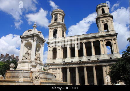 Kirche von Saint Sulpice mit Brunnen. Paris, Frankreich Stockfoto