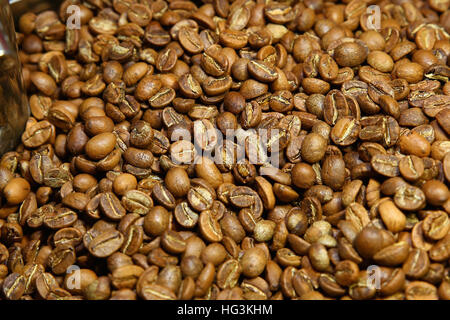 frisch geröstet aromatischer Kaffeebohnen über eine moderne Maschine verwendet zum Braten Bohnen Stockfoto