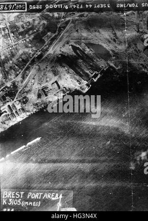 BREST PORT 3. September 1944. Aufklärungs-Foto des französischen Hafens nach einem Bombenangriff durch 630 Squadron RAF am 14. August. Stockfoto