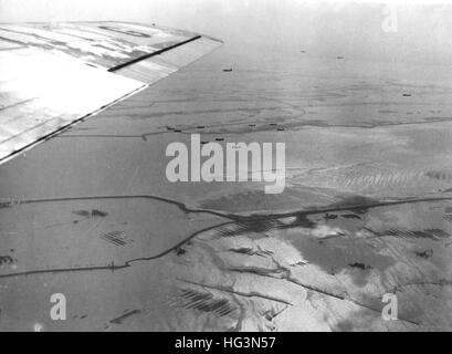 OPERATION MARKET GARDEN HOLLAND. Dakotas über überfluteten Feldern, die am 17. September 1944 in Richtung der Absenkzonen fuhren. Stockfoto