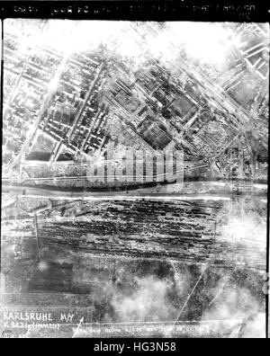 KARLSRUHE, Deutschland. Aufklärung-Foto von einer Spitfire von 542 Squadron RAF am 5. Dezember 1944 zeigt umfangreiche Bombe Beschädigung Gegend rund um den Hauptbahnhof in der unteren Hälfte des Bildes. Stockfoto