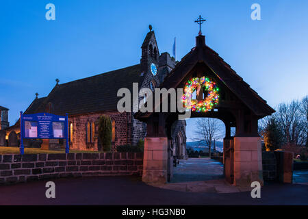 Bunte, funkelnden, beleuchtete, Adventskranz in einer Winternacht - Lynch-Tor, St. Johann Kirche, Baildon, Yorkshire, England. Stockfoto