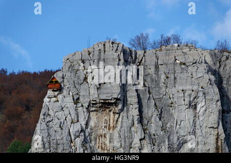 Rote Bergsteiger aus Holz Haus im Lakatnik Felsen, Iskar Flusses Verderbnis, Provinz Sofia, Bulgarien Stockfoto