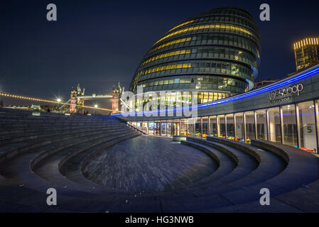 Die Schaufel in mehr London. Im Hintergrund Rathaus und Tower Bridge. Stockfoto