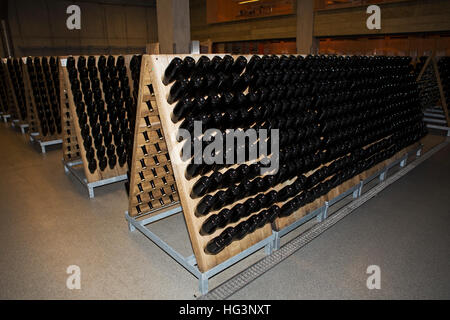 Flaschen Sekt auf dem Weingut Schloss Wackerbarth in Dresden, Deutschland. Das Weingut beherbergt ein Restaurant und regelmäßige Veranstaltungen. Stockfoto