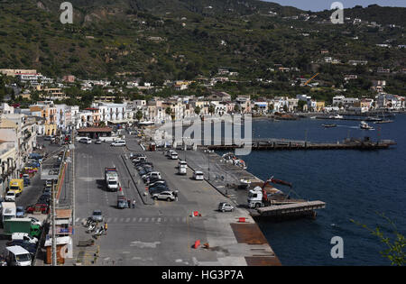 Lipari Fähre Hafen, Äolischen Insel, in der Nähe von Sizilien Stockfoto