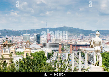 Zeigen Sie eine Blick auf die Avenue Reina Maria Cristina mit Hallen 1, 2, 5 und 7 der Fira de Barcelona (aka Fira Montjuic, die Ausstellung Centr Statue an Stockfoto