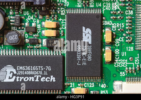 Computerplatine mit gelöteten Komponenten Stockfoto