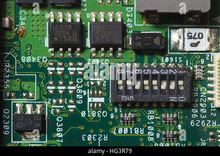 Computerplatine mit gelöteten Komponenten Stockfoto