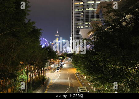 Einer verlassenen Straße in der Nacht im Zentrum von Hongkong Stockfoto