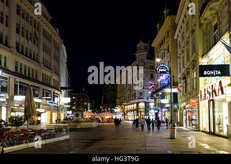 Wien, Österreich - 17. Mai 2016: Fotoansicht am Graben Straße in der Nacht mit Menschen und Liska shop Stockfoto